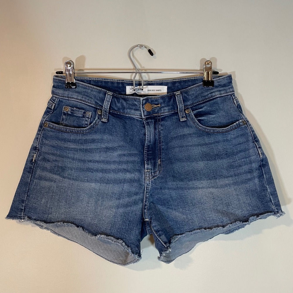 Signature Levi Strauss Women High Rise Denim Shorts Medium Wash Raw Hem 2 W26